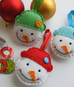 Holly Jolly DIY Christmas Ornaments: 12 DIY Christmas Crafts
