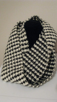 http://static.primecp.com/master_images/FaveCrafts/Houndstooth-Crocheted-Scarf.jpg
