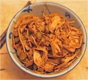 Slow Cooker Peanut Pad Thai with Chicken
